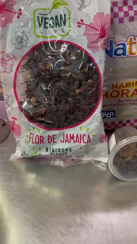 Flor de Jamaica, harina de maíz morado Goya y anís estrella en el puesto de AL NORTE DEL SUR